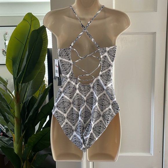 NWT La Blanca Oasis Tile Strappy Back One Piece Black - Picture 3 of 3